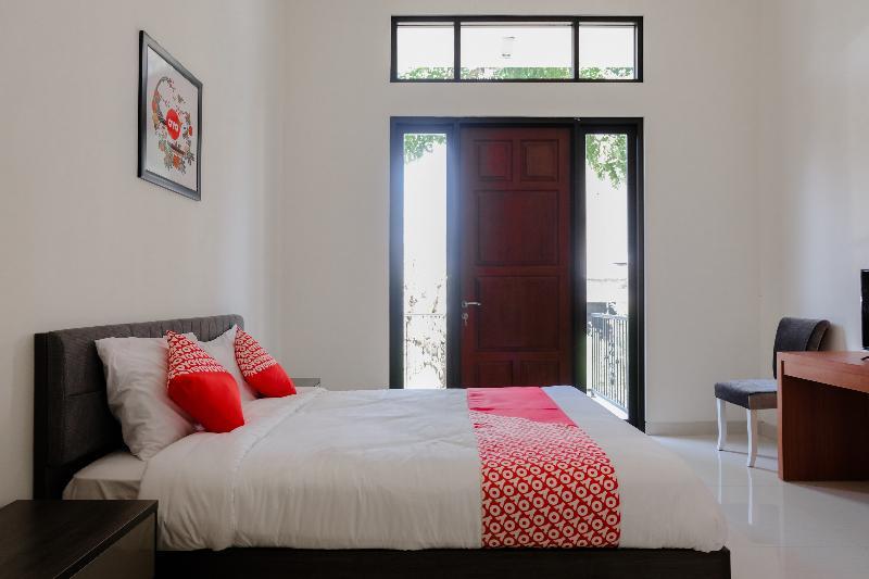 Hotel Oyo 1110 Ijen Butik House 2*